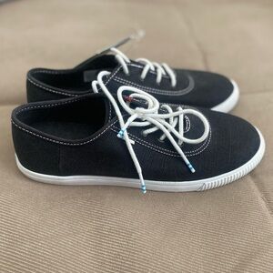 TOMS Carmel Women’s Canvas Sneaker - size 7 - NWT